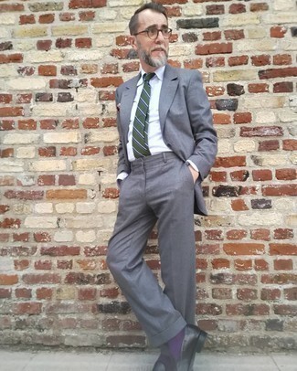 С чем носить темно-зеленый галстук в горизонтальную полоску за 50 лет мужчине в теплую погоду в деловом стиле: Серый костюм выглядит гармонично в тандеме с темно-зеленым галстуком в горизонтальную полоску. Ты можешь легко приспособить такой образ к повседневным нуждам, надев черными кожаными лоферами.