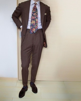 С чем носить серую классическую рубашку в вертикальную полоску в 30 лет мужчине в теплую погоду: Несмотря на то, что этот лук выглядит достаточно консервативно, лук из серой классической рубашки в вертикальную полоску и темно-коричневого костюма всегда будет нравиться джентльменам, покоряя при этом сердца прекрасных дам. Темно-коричневые бархатные лоферы — идеальный вариант, чтобы дополнить лук.