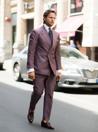 С чем носить фиолетовый галстук с "огурцами" в 30 лет мужчине в теплую погоду: Пурпурный костюм и фиолетовый галстук с "огурцами" — беспроигрышный ансамбль для мероприятия в фешенебельном заведении. Ты сможешь легко приспособить такой лук к повседневным реалиям, надев темно-коричневыми кожаными лоферами с кисточками.