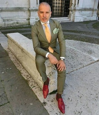 С чем носить красные туфли мужчине: Комбо из оливкового костюма и белой классической рубашки позволит создать модный и в то же время элегантный образ. Весьма выигрышно здесь выглядят красные туфли.