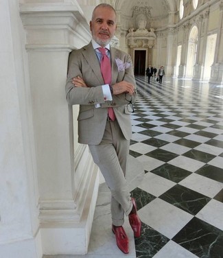 С чем носить ярко-розовый галстук мужчине: Сочетание серого костюма и ярко-розового галстука поможет исполнить строгий мужской стиль. В сочетании с красными кожаными лоферами с кисточками весь ансамбль смотрится очень динамично.