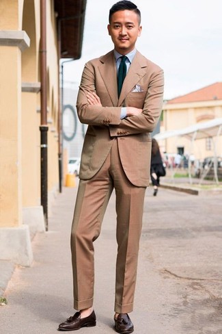 С чем носить темно-сине-зеленый галстук в вертикальную полоску в 30 лет мужчине в деловом стиле: Комбо из светло-коричневого костюма и темно-сине-зеленого галстука в вертикальную полоску позволит создать запоминающийся мужской лук. Ты сможешь легко приспособить такой образ к повседневным нуждам, завершив его темно-коричневыми кожаными лоферами с кисточками.