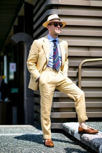 С чем носить темно-сине-зеленый галстук в вертикальную полоску в 30 лет мужчине: Несмотря на то, что это классический образ, образ из желтого костюма и темно-сине-зеленого галстука в вертикальную полоску неизменно нравится стильным мужчинам, а также покоряет сердца противоположного пола. Тебе нравятся незаурядные сочетания? Можешь закончить свой ансамбль коричневыми кожаными лоферами с кисточками.