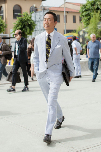 Как носить лоферы с кисточками с костюмом за 40 лет в деловом стиле: Костюм и белая классическая рубашка — замечательный пример элегантного стиля. Лоферы с кисточками привнесут в лук чуть больше динамики.
