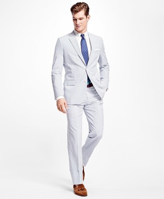 Модный лук: белый костюм из жатого хлопка, белая классическая рубашка, коричневые замшевые лоферы с кисточками, синий галстук в горошек