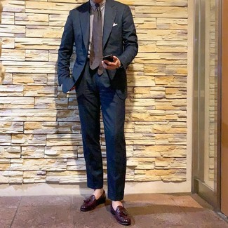 С чем носить темно-коричневый галстук в горошек мужчине лето в деловом стиле: Темно-синий костюм и темно-коричневый галстук в горошек — хороший выбор для светского мероприятия. Создать красивый контраст с остальными составляющими этого образа помогут темно-красные кожаные лоферы с кисточками. Пережить невозможный июльский зной будет гораздо легче, когда ты одет вот так.
