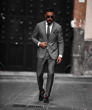 Какие лоферы с кисточками носить с серым костюмом: Сочетание серого костюма и белой классической рубашки позволит создать незабываемый мужской образ. лоферы с кисточками добавят луку легкости и дерзости.