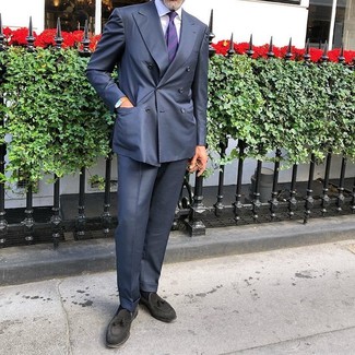 С чем носить темно-пурпурный галстук в горизонтальную полоску за 50 лет мужчине: Несмотря на то, что этот образ выглядит достаточно выдержанно, тандем темно-синего костюма и темно-пурпурного галстука в горизонтальную полоску всегда будет по вкусу джентльменам, но также пленяет при этом сердца прекрасных дам. Заверши образ черными замшевыми лоферами с кисточками, если боишься, что он получится слишком консервативным.