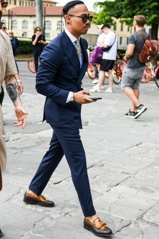 С чем носить серебряный галстук мужчине: Сочетание темно-синего костюма и серебряного галстука выглядит очень эффектно и элегантно. Если ты не боишься рисковать, на ноги можно надеть светло-коричневые кожаные лоферы с кисточками.