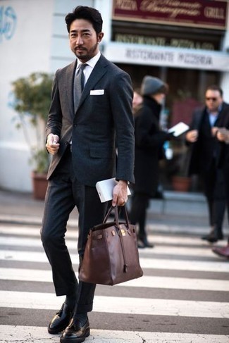 С чем носить серебряный галстук за 40 лет мужчине весна в деловом стиле: Любой молодой человек будет выглядеть выше всяких похвал в темно-сером шерстяном костюме и серебряном галстуке. Ты можешь легко приспособить такой образ к повседневным нуждам, надев черными кожаными лоферами с кисточками. Такое сочетание одежды наверняка будет у тебя одним из самых любимых в межсезонье.