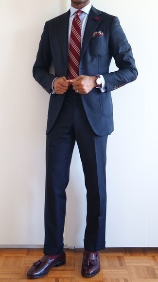 С чем носить красный галстук в горизонтальную полоску в 30 лет мужчине лето в деловом стиле: Несмотря на то, что этот образ кажется довольно-таки консервативным, тандем темно-синего костюма и красного галстука в горизонтальную полоску всегда будет выбором стильных мужчин, пленяя при этом сердца прекрасных дам. Почему бы не добавить в этот образ чуточку фривольности с помощью темно-красных кожаных лоферов с кисточками? Подобное сочетание обеспечивает тебе комфорт в настоящую жару.