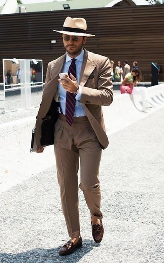 С чем носить темно-пурпурный галстук в 30 лет мужчине в деловом стиле: Комбо из коричневого костюма и темно-пурпурного галстука поможет создать модный классический лук. Чтобы лук не получился слишком отполированным, можешь закончить его коричневыми кожаными лоферами с кисточками.