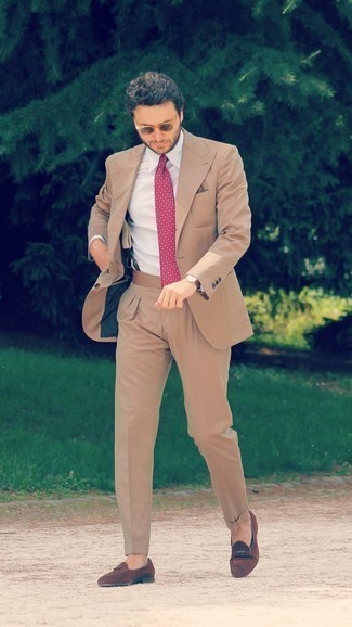 С чем носить ярко-розовый галстук с геометрическим рисунком в 30 лет мужчине: Несмотря на то, что этот ансамбль кажется довольно-таки выдержанным, тандем светло-коричневого костюма и ярко-розового галстука с геометрическим рисунком неизменно нравится стильным молодым людям, покоряя при этом дамские сердца. Дополнив образ коричневыми замшевыми лоферами с кисточками, можно привнести в него немного динамичности.