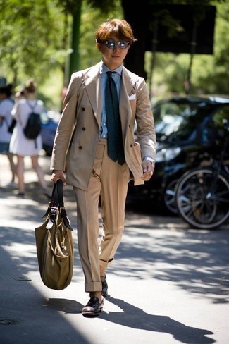 С чем носить темно-зеленую большую сумку в 30 лет мужчине лето в деловом стиле: Светло-коричневый костюм и темно-зеленая большая сумка — прекрасный вариант, если ты ищешь лёгкий, но в то же время стильный мужской образ. Такой лук обретает новое прочтение в тандеме с темно-коричневыми кожаными лоферами с кисточками. Переносить невыносимый июльский зной в таком ансамбле значительно легче.