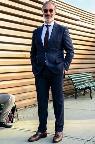 С чем носить бело-красные носки за 50 лет мужчине лето в деловом стиле: Темно-синий костюм в вертикальную полоску и бело-красные носки — прекрасный выбор, если ты хочешь составить лёгкий, но в то же время стильный мужской образ. Закончив лук коричневыми кожаными лоферами с кисточками, получим поразительный результат. Такое сочетание непременно будет у тебя одним из самых любимых в теплые летние дни.