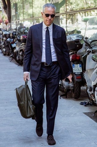 С чем носить темно-бирюзовый кожаный рюкзак мужчине в деловом стиле: Сочетание темно-синего костюма и темно-бирюзового кожаного рюкзака смотрится мужественно и модно. Если ты любишь смелые решения в своих луках, дополни этот темно-коричневыми замшевыми лоферами с кисточками.