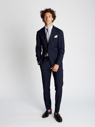 Модный лук: темно-синий костюм в вертикальную полоску, белая классическая рубашка, темно-коричневые кожаные лоферы с кисточками, серый галстук в горизонтальную полоску
