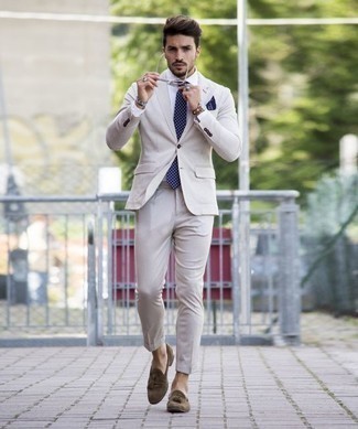 Модный лук: бежевый костюм, белая классическая рубашка, коричневые замшевые лоферы с кисточками, темно-сине-белый галстук в горошек