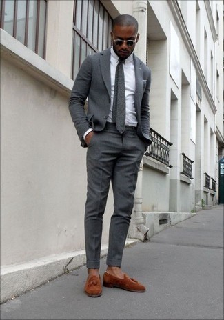 С чем носить серый галстук мужчине лето: Серый костюм выглядит гармонично в сочетании с серым галстуком. Любители незаезженных вариантов могут дополнить лук табачными замшевыми лоферами с кисточками. Пережить изнурительную июльскую жару будет гораздо проще, если ты одет вот так.