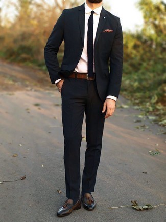 С чем носить темно-сине-белый вязаный галстук мужчине в деловом стиле: Несмотря на то, что этот лук кажется весьма сдержанным, дуэт темно-синего костюма и темно-сине-белого вязаного галстука всегда будет по вкусу джентльменам, но также покоряет при этом сердца прекрасных дам. Чтобы добавить в образ немного небрежности , на ноги можно надеть коричневые кожаные лоферы с кисточками.