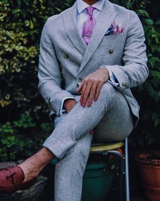 С чем носить темно-пурпурный галстук мужчине в теплую погоду в деловом стиле: Несмотря на то, что это весьма консервативный лук, тандем серого костюма и темно-пурпурного галстука приходится по вкусу стильным молодым людям, покоряя при этом сердца прекрасных дам. Такой лук легко приспособить к повседневным реалиям, если надеть в сочетании с ним коричневые кожаные лоферы с кисточками.
