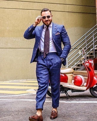 С чем носить красно-темно-синий галстук с принтом в 30 лет мужчине в теплую погоду: Несмотря на то, что это довольно-таки сдержанный лук, сочетание фиолетового костюма и красно-темно-синего галстука с принтом всегда будет по душе стильным мужчинам, непременно покоряя при этом дамские сердца. Ты можешь легко приспособить такой лук к повседневным нуждам, закончив его коричневыми кожаными плетеными лоферами с кисточками.