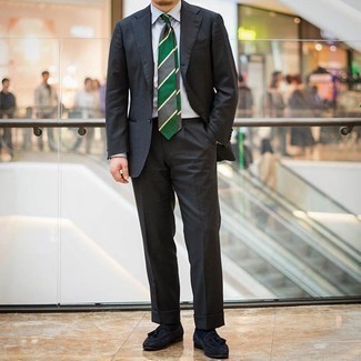 С чем носить зеленый галстук в горизонтальную полоску мужчине: Тандем темно-серого костюма и зеленого галстука в горизонтальную полоску выглядит очень эффектно и элегантно. Выбирая обувь, можно немного пофантазировать и дополнить образ темно-синими замшевыми лоферами с кисточками.