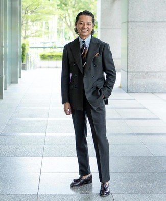 С чем носить разноцветный галстук в горизонтальную полоску в 30 лет мужчине в теплую погоду: Комбо из темно-серого костюма и разноцветного галстука в горизонтальную полоску — превосходный пример строгого делового стиля. Любители смелых вариантов могут дополнить образ темно-пурпурными кожаными лоферами с кисточками.