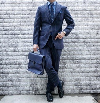 С чем носить синий кожаный портфель в 30 лет: Темно-синий костюм в вертикальную полоску и синий кожаный портфель будут стильно смотреться в стильном гардеробе самых требовательных джентльменов. Думаешь добавить сюда немного классики? Тогда в качестве дополнения к этому образу, обрати внимание на черные кожаные лоферы с кисточками.