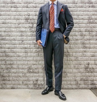 С чем носить оранжевый галстук с принтом в 30 лет мужчине в теплую погоду: Темно-серый костюм в вертикальную полоску в паре с оранжевым галстуком с принтом позволит воплотить элегантный стиль. Ты сможешь легко адаптировать такой лук к повседневным условиям городской жизни, надев черными кожаными лоферами с кисточками.