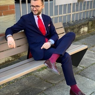 С чем носить пурпурные носки мужчине: Сочетание темно-синего костюма и пурпурных носков позволит создать модный мужской образ. Уравновесить ансамбль и добавить в него толику классики помогут темно-красные кожаные лоферы с кисточками.