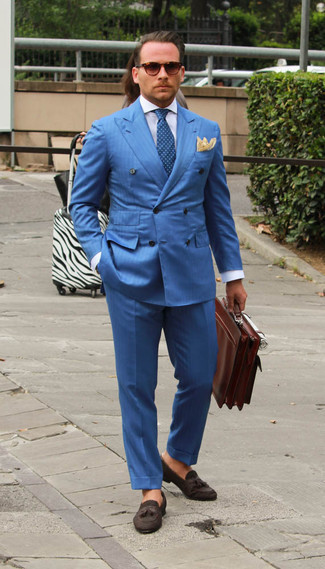 Модный лук: синий костюм, белая классическая рубашка, темно-коричневые замшевые лоферы с кисточками, коричневый кожаный портфель