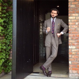 С чем носить пурпурные носки в 30 лет мужчине лето в деловом стиле: Коричневый костюм выглядит стильно в паре с пурпурными носками. Весьма неплохо здесь выглядят темно-коричневые кожаные лоферы с кисточками. Подобное сочетание гарантирует тебе комфорт в ношении в настоящую жару.