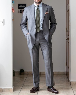 С чем носить темно-бирюзовый галстук в горошек в 30 лет мужчине: Серый костюм и темно-бирюзовый галстук в горошек — великолепный пример изысканного мужского стиля. Выбирая обувь, можно немного поэкспериментировать и закончить лук темно-коричневыми кожаными лоферами с кисточками.