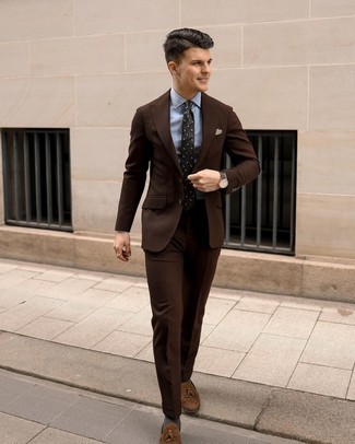 Какие классические рубашки носить с коричневыми лоферами с кисточками: Классическая рубашка в сочетании с темно-коричневым костюмом позволит создать стильный и мужественный образ. Такой лук несложно приспособить к повседневным реалиям, если надеть в тандеме с ним коричневые лоферы с кисточками.