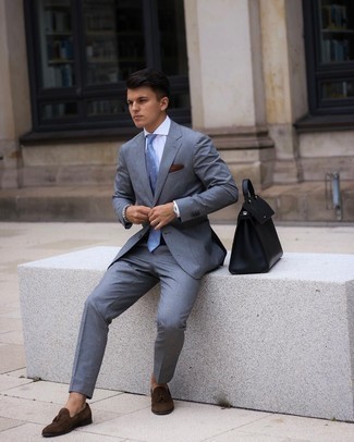 С чем носить голубой галстук мужчине: Серый костюм и голубой галстук помогут создать эффектный мужской образ. Дерзкие молодые люди закончат ансамбль темно-коричневыми замшевыми лоферами с кисточками.