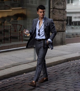 Как носить серый костюм с темно-коричневыми замшевыми лоферами: Сочетание серого костюма и голубой классической рубашки в вертикальную полоску уместно для воплощения делового лука. Идеально сюда подходят темно-коричневые замшевые лоферы.