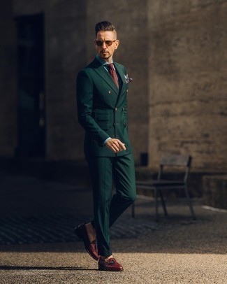 Как носить темно-красный галстук с темно-красной обувью мужчине: Несмотря на то, что это классический образ, образ из темно-зеленого костюма и темно-красного галстука всегда будет нравиться стильным молодым людям, пленяя при этом сердца прекрасных дам. Если сочетание несочетаемого привлекает тебя не меньше, чем проверенная классика, дополни этот наряд темно-красными кожаными лоферами с кисточками.