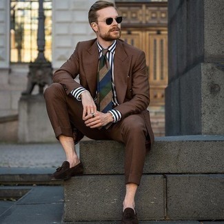С чем носить бело-красно-синий галстук в горизонтальную полоску мужчине: Темно-коричневый костюм в паре с бело-красно-синим галстуком в горизонтальную полоску позволит составить стильный и привлекательный лук. Такой образ легко приспособить к повседневным нуждам, если надеть в сочетании с ним темно-коричневые замшевые лоферы с кисточками.