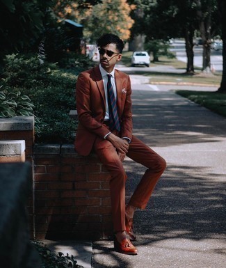 С чем носить темно-красный галстук мужчине лето: Табачный костюм в сочетании с темно-красным галстуком — хороший пример делового городского стиля. Чтобы лук не казался нарочито продуманным, подумай о контрастных деталях: табачных кожаных лоферах с кисточками. Пережить невозможный летний зной будет гораздо легче, когда ты одет вот так.