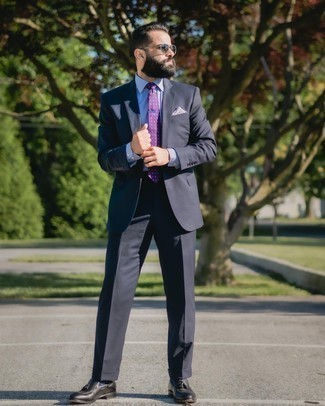 С чем носить фиолетовый галстук в горошек мужчине: Комбо из темно-синего костюма и фиолетового галстука в горошек поможет создать стильный и мужественный образ. Этот образ прекрасно завершат черные кожаные лоферы с кисточками.