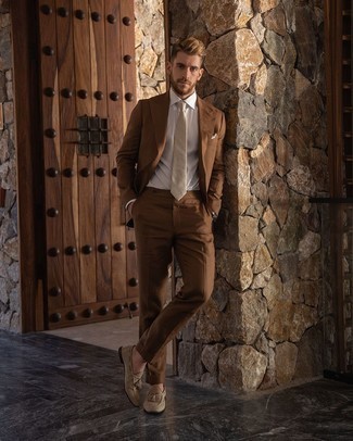 Модный лук: коричневый костюм, белая классическая рубашка, бежевые замшевые лоферы с кисточками, бежевый галстук