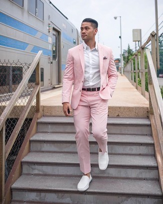 С чем носить белые кожаные мокасины в 20 лет мужчине: Сочетание розового костюма и белой классической рубашки подходит для создания делового образа. Дерзкие молодые люди завершат образ белыми кожаными мокасинами.