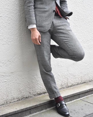 С чем носить красные носки в 30 лет мужчине в деловом стиле: Серый костюм в шотландскую клетку и красные носки — необходимые вещи в арсенале стильного современного мужчины. Дополнив лук черными кожаными монками, можно получить занятный результат.