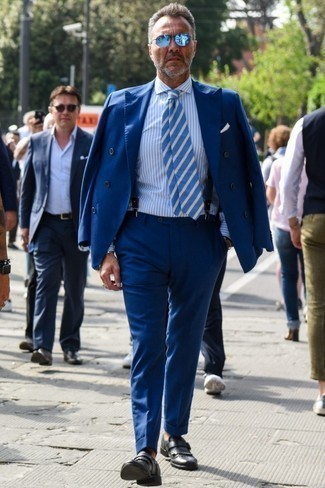 С чем носить бело-темно-синий галстук за 50 лет мужчине в теплую погоду: Синий костюм в сочетании с бело-темно-синим галстуком позволит составить запоминающийся мужской образ. Не прочь поэкспериментировать? Заверши ансамбль черными кожаными монками.