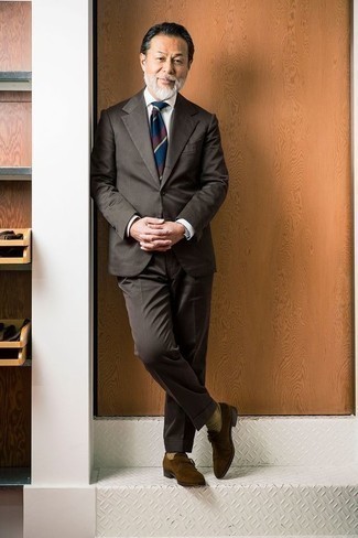 С чем носить оливковый галстук в горизонтальную полоску мужчине: Темно-коричневый костюм в паре с оливковым галстуком в горизонтальную полоску — превосходный пример делового городского стиля. Любишь дерзкие сочетания? Тогда дополни свой ансамбль темно-коричневыми замшевыми монками.