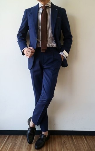 Модный лук: темно-синий костюм, бело-темно-синяя классическая рубашка в вертикальную полоску, черные кожаные монки, темно-коричневый галстук