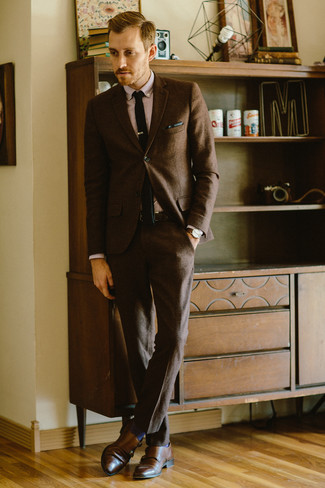 Модный лук: темно-коричневый шерстяной костюм, розовая классическая рубашка, коричневые кожаные монки с двумя ремешками, черный вязаный галстук