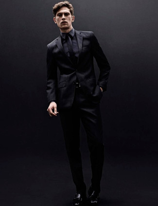 С чем носить черный галстук мужчине в теплую погоду в деловом стиле: Сочетание черного костюма и черного галстука подходит для создания делового ансамбля. В тандеме с черными кожаными монками с двумя ремешками весь ансамбль выглядит очень динамично.