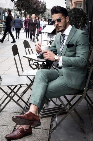 С чем носить зеленый галстук в шотландскую клетку в 30 лет мужчине в теплую погоду: Сочетание мятного костюма и зеленого галстука в шотландскую клетку — отличный пример делового городского стиля. Если подобный образ кажется тебе слишком дерзким, разбавь его коричневыми кожаными монками с двумя ремешками.